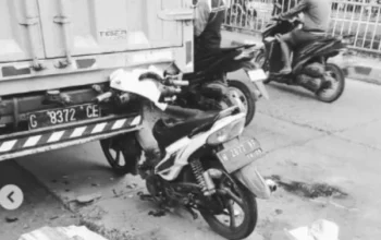 Pengendara Motor Tabrak Truk Di Jembatan 4 Tlogosari Semarang, Wanita