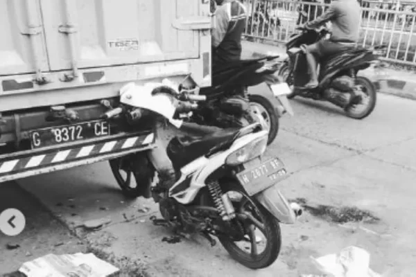 Pengendara Motor Tabrak Truk Di Jembatan 4 Tlogosari Semarang, Wanita