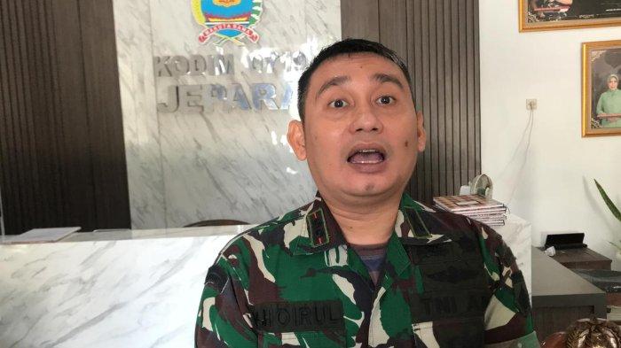 Oknum Mengatasnamakan Program Makan Bergizi Gratis di Jepara, Modus Baru PenipuanJEPARA – Dandim 0719 Jepara, Letnan Kolonel Arm, Khoirul Cahyadi meminta masyarakat bisa lebih waspada terkait adanya program makan bergizi gratis.  Permintaan itu pun bertujuan untuk masyarakat bisa mengantisipasi adanya oknum penipuan yang mengatasnamakan program makan bergizi gratis untuk kepentingan pribadi.  “Seiring ada program nasional ini akan ada banyak oknum yang memanfaatkan,” kata Dandim Jepara kepada Tribunjateng, Selasa (7/1/2025).  Dia menjelaskan beberapa waktu lalu ada pengusaha catering yang terkena tipu.  “Beberapa waktu lalu ada pengusaha cetring tertipu, ada yang laporan di Koramil pemesan telur dengan jumlah yang banyak,” ucapnya.  Dengan ada laporan tersebut, ia ingin masyarakat bisa mengkonfirmasi informasi tersebut kepada Babinsa maupin Danramil.  “Saran saya apabila ada pesan seperti itu, jangan langsung di laksanakan dulu tanyak dulu ke Kodim atau yang berada di wilayah tanyak danramil.Biar bisa dikonfirmasi, jangan sampai masyarakat kena tipu akhirnya kasian yang usaha dengan modal terbatas kena tipu,” ujarnya.  Dia menengaskan pihaknya hanya sebagai fasilitator dalam program makan bergizi gratis.  “Jelas kami kodim bersifat fasilitator pendukung program makan bergizi gratis dari presiden Prabowo melalu Badan Gizi Nasional,” ungkapnya.  Senada dengan hal itu, Kasatreskrim Polres Jepara, AKP Yorisa Prabowo mengatakan pihaknya sempat mendapatkan laporan atas penipuan mengatasnamakan makan bergizi gratis.  “Benar sudah ada satu laporan itu pada Minggu 5 Januari kemarin,” ucap Kasatreskrim Polres Jepara.  Adanya laporan tersebut, Satreskrim Polres Jepara saat ini masih melakukan penyelidikan atas laporan tersebut.  “Sampai saat ini kami masih melakukan pendalaman dan penyidikan atas kasus tersebut,” ujarnya.  sumber: TribunJateng.com      Polda Jateng, Kapolda Jateng, Irjen Pol Ribut Hari Wibowo, Wakapolda Jateng, Brigjen Pol Agus Suryonugroho, Kabidhumas Polda Jateng, Kombes Pol Artanto, Jawa Tengah, Jateng, AKBP Sigit, AKBP Erick Budi Santoso, Iptu Mohammad Bimo Seno, Kombes Pol Ari Wibowo, Kompol Muhammad Fachrur Rozi, Artanto, Ribut Hari Wibowo