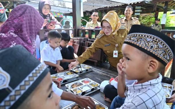 Perdana Di Sekolah Sukoharjo, Bupati Pantau Program Makan Bergizi Gratis