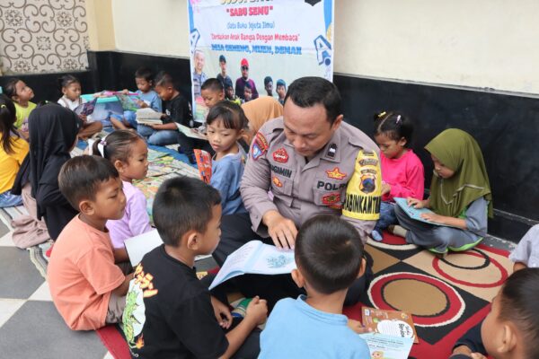 Perpustakaan Keliling Aipda Sugimin, Bhabinkamtibmas Polres Demak, Ajak Anak Cintai