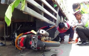 Pintu Truk Yang Tiba Tiba Terbuka Sebabkan Pemotor Tewas Di Semarang