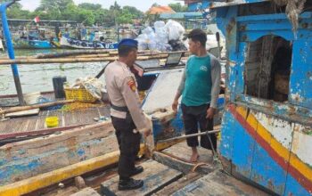 Polairud Jepara Imbau Nelayan Tidak Nekat Melaut Karena Ombak Tinggi