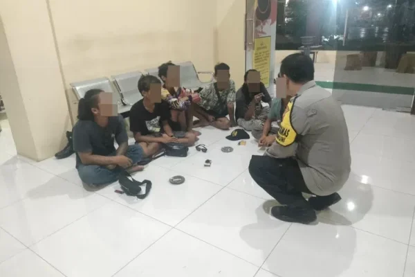 Polisi Bina Anak Punk yang Resahkan Pengguna Jalan di Lampu Merah Podo