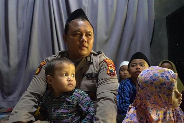 Bripka Fahmi, Anggota Polrestabes Semarang, Jadikan 35 Anak Yatim Piatu Sebagai Anak Asuhnya