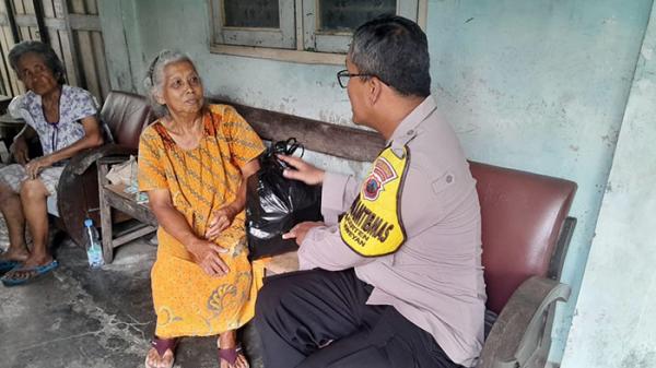 Polisi Surakarta Sisihkan Gaji Demi Beli Sembako Untuk Kaum Duafa