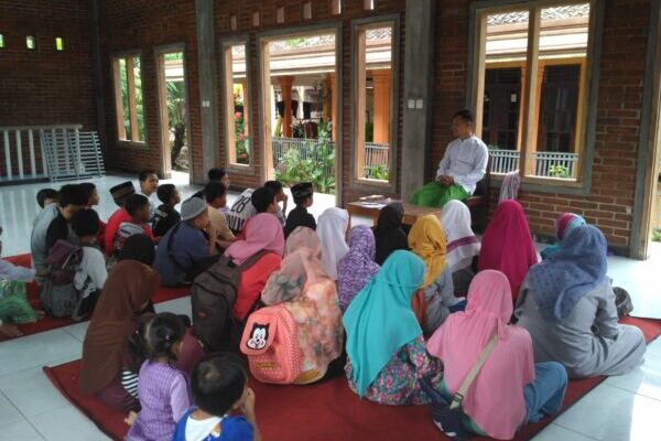 Polisi di Salatiga Rela Tunda Impian Haji Demi Bangun TPA untuk Anak-Anak