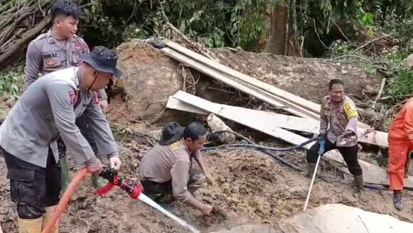 Polres Gunung Mas dan Polsek Kahayan Hulu Utara Berjuang di Medan Berat untuk Evakuasi Korban Longsor Tumbang Mahuroi