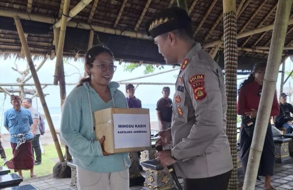 Polres Jembrana Selenggarakan Program “Minggu Kasih” di Desa Yehembang