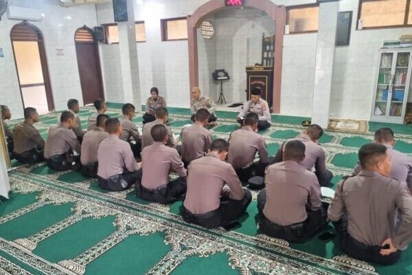 Bintara Remaja Polres Jembrana Gelar Binrohtal di Masjid Baitul Muhtarifin