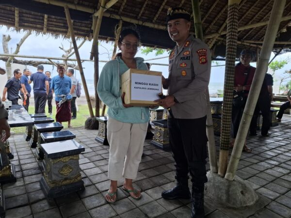 Polres Jembrana Gelar Program “minggu Kasih” Di Desa Yehembang