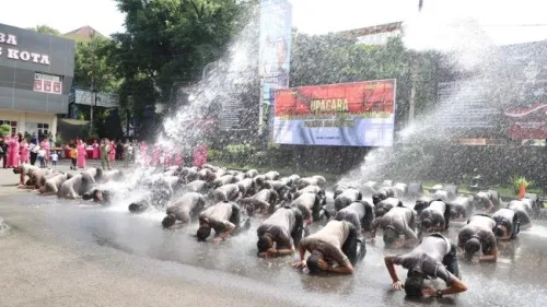 Polresta Malang Beri Penghargaan, 75 Personel Lakukan Sujud Syukur Dengan