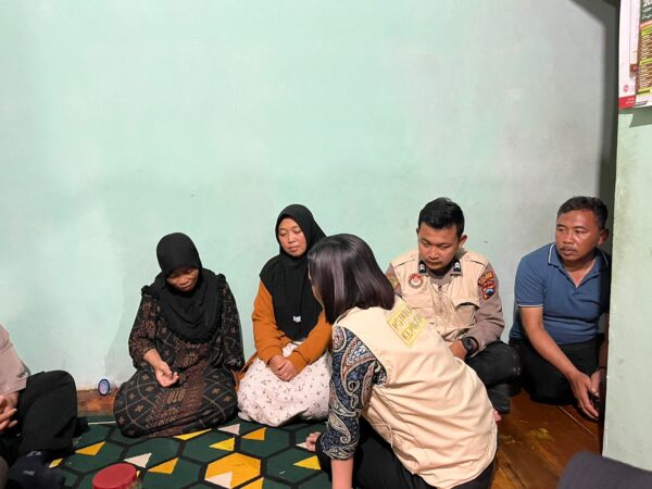 Polri Berikan Bantuan Psikologi Kepada Korban Tanah Longsor Di Pekalongan