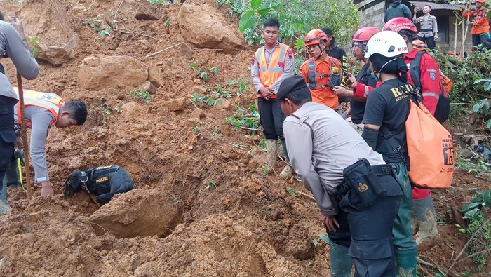 Polri Kirim Pasukan Brimob untuk Evakuasi Korban Banjir-Longsor di Jateng