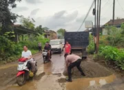 Prihatin Kondisi Jalan, Polisi Di Jepara Bergotong Royong Dengan Warga