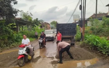 Prihatin Kondisi Jalan, Polisi Di Jepara Bergotong Royong Dengan Warga