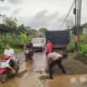 Prihatin Kondisi Jalan, Polisi Di Jepara Bergotong Royong Dengan Warga