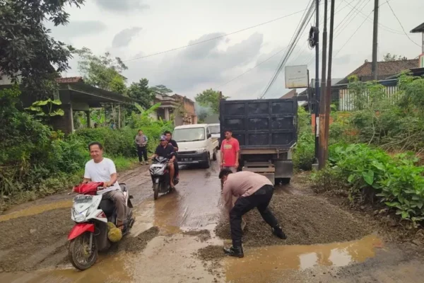 Prihatin Kondisi Jalan, Polisi di Jepara Bergotong Royong dengan Warga