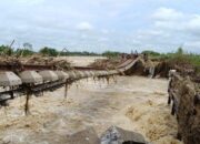 Rel Ka Di Grobogan Terdampak Banjir, Jembatan Besi Terlihat Menggantung