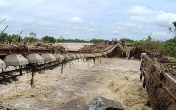 Rel Ka Di Grobogan Terdampak Banjir, Jembatan Besi Terlihat Menggantung