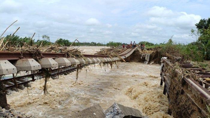 Rel Ka Di Grobogan Terdampak Banjir, Jembatan Besi Terlihat Menggantung