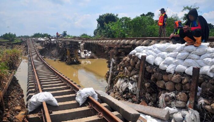 Rel Kereta Tergerus Banjir di Grobogan, Ini Perubahan Jadwal Perjalanan Sepekan ke Depan