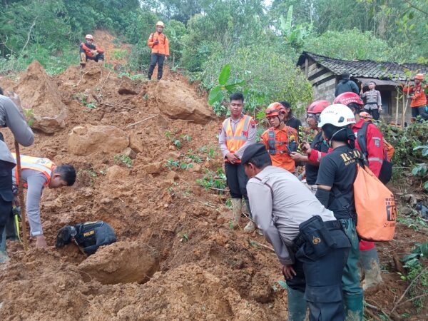 Respons Cepat Brimob Evakuasi Korban Bencana Di Jawa Tengah