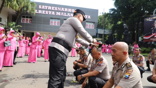 Reward Akhir Tahun: 75 Personel Polresta Malang Kota Terima Kenaikan