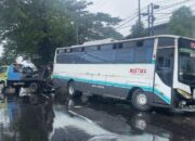 Selip Di Jalanan Licin, Bus Mustika Terperosok Ke Parit Di