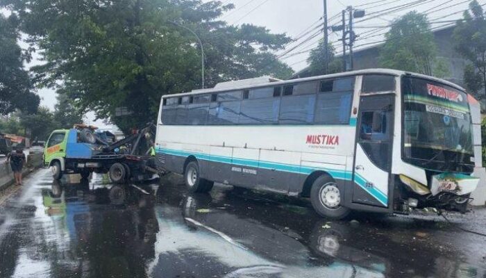 Selip, Bus Mustika Tabrak Pohon dan Masuk Parit di Pudakpayung Semarang. 7 Penumpang Selamat