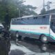 Selip Di Jalanan Licin, Bus Mustika Terperosok Ke Parit Di