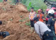 Serahkan Bantuan Evakuasi, Sat Brimob Polda Jateng Hadir Di Lokasi