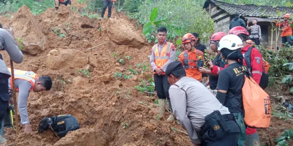 Serahkan Bantuan Evakuasi, Sat Brimob Polda Jateng Hadir Di Lokasi