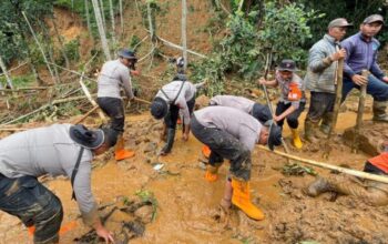 Sigap Hadapi Bencana, Sat Brimob Polda Jateng Evakuasi Korban Dan