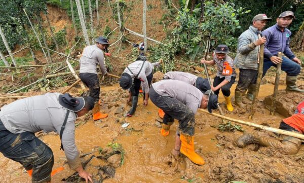 Sigap Hadapi Bencana, Sat Brimob Polda Jateng Evakuasi Korban Dan