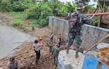 Sinergi Polres Sukoharjo Dan Masyarakat Dalam Pembersihan Bendungan Bengawan Solo