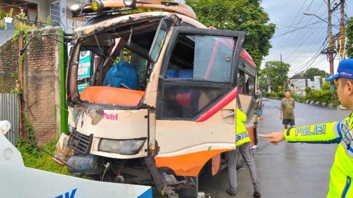 Kecelakaan di Depan Toko Punokawan Purwokerto, 3 Kendaraan Tabrakan, Pelajar Terjepit Bus