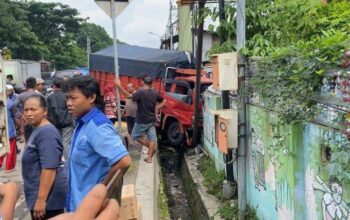 Tabrakan Tragis Di Semarang: Truk Toyota Dyna Hancurkan Dinding Sekolah