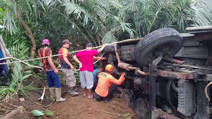 Tak Kuat Nanjak, Mikrobus Di Banjarnegara Terguling Dan Masuk Kebun