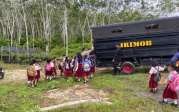 Tanggap Dan Sigap, Brimob Kalteng Bantu Pelajar Yang Terlantar Akibat