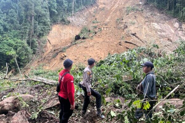 Tantangan Berat Polsek Kahayan Hulu Utara Evakuasi Korban Longsor di Damang Batu