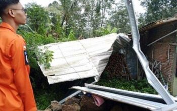 Terjangan Angin Kencang Di Salatiga, Atap Rumah Warga Sampai Terbawa