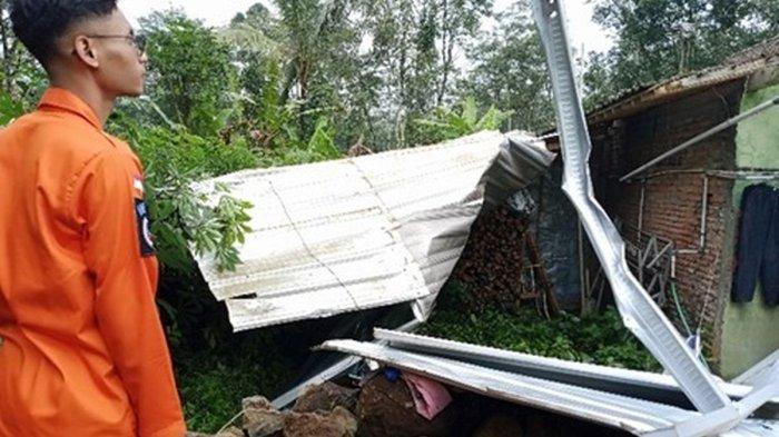 Terjangan Angin Kencang Di Salatiga, Atap Rumah Warga Sampai Terbawa