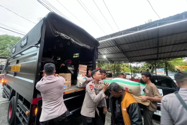 Tim Sar Satbrimob Polda Jateng Bantu Pencarian Korban Longsor Di