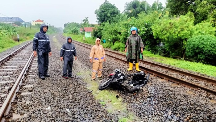 Tragedi Di Mangkang Semarang, Pemotor Wanita Tewas Tertabrak Kereta Api