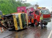 Truk Boks Tabrak Median Dan Terguling Di Jalan Semarang Solo, Lalu