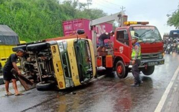 Truk Boks Tabrak Median Dan Terguling Di Jalan Semarang Solo, Lalu