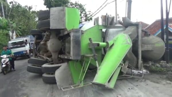 Truk Molen Kecelakaan Di Salatiga, Jalan Dipenuhi Cor Semen Akibat