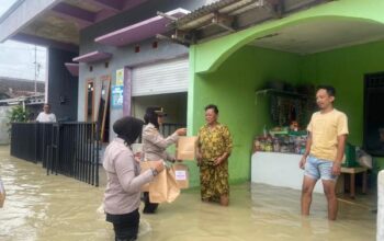 Tulus Bantu Warga, Polwan Dan Bhayangkari Polres Grobogan Hadapi Banjir