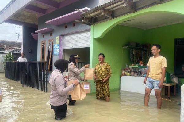 Polwan dan Bhayangkari Polres Grobogan Terjang Banjir untuk Bantu Warga Jajar Purwodadi